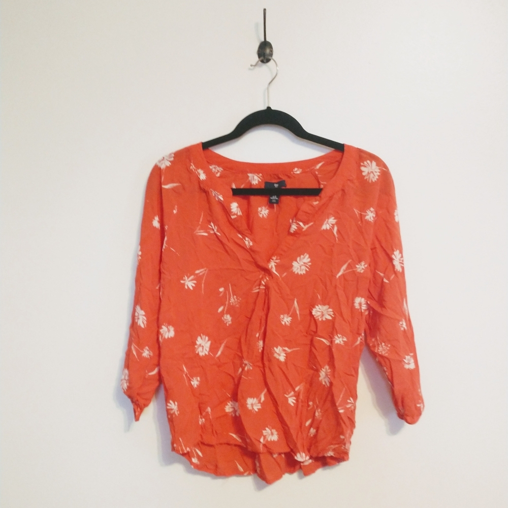 Gap floral print pink v neck with half sleeves, light weight size medium